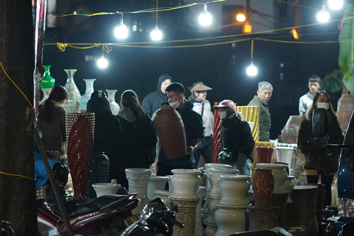 Khoảng 23 giờ 45 phút, khu vực bày bán chậu cây, tiểu cảnh vẫn đông đúc người đến xem và mua sắm.