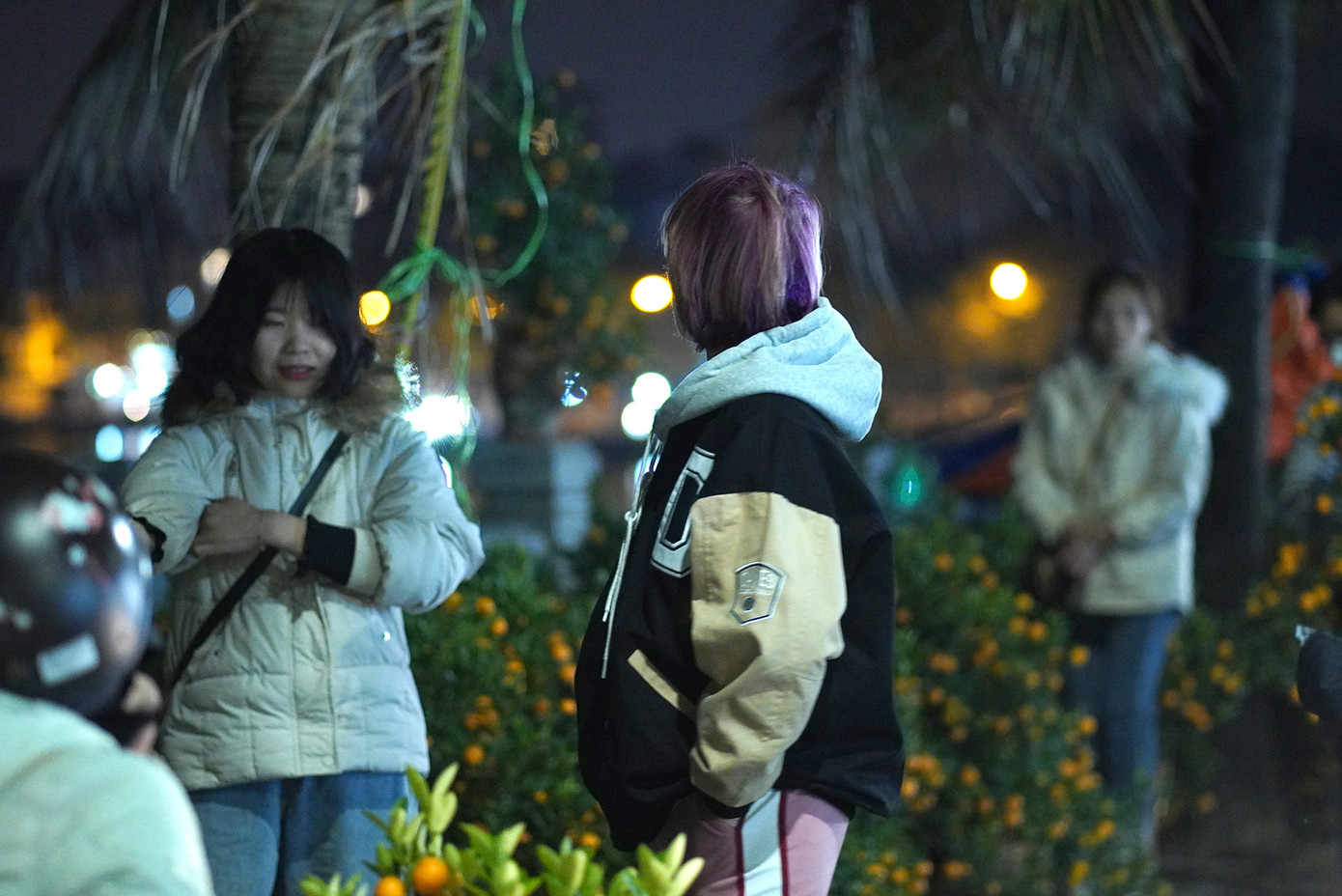 Bạn Như Thùy (Tân Ấp - Long Biên) cho biết, buổi tối đi xem hoa với ánh đèn đường có vẻ đẹp riêng mà ban ngày không có được. Tuy có lạnh hơn nhưng đi cùng nhóm bạn bè hoặc cùng gia đình thì lại rất vui, như một buổi đi dạo vậy.