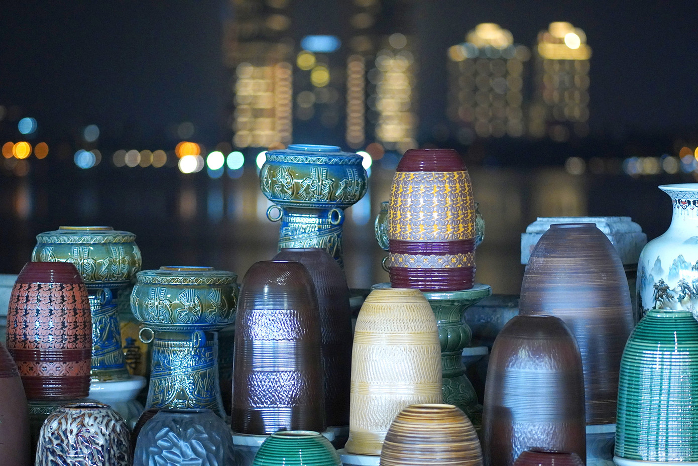 Trong đêm dưới ánh đèn đường, dường như mọi vật đều có được một phong vị riêng, độc đáo và lạ mắt.