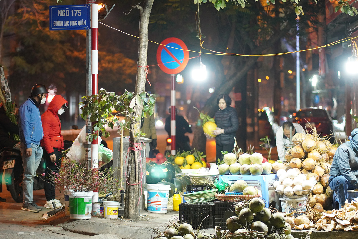 Khoảng 1h sáng ngày mới, hàng hoa quả cũng đã bắt đầu dọn dần nhưng vẫn có khách vãng lai qua lựa chọn.