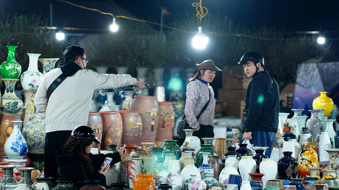 Ngoài khu vực các dãy hàng hoa cây cảnh, không thể không nhắc tới các sản phẩm "phụ kiện" để chơi hoa Xuân.