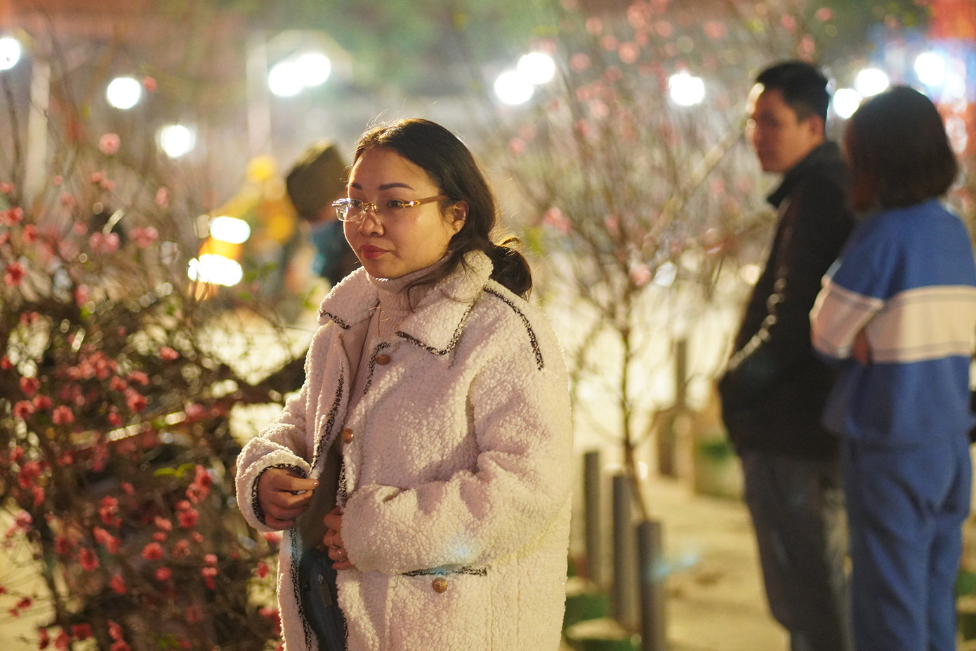 Góc chợ có đèn đường chiếu sáng thu hút đông đảo người dân lựa hoa.