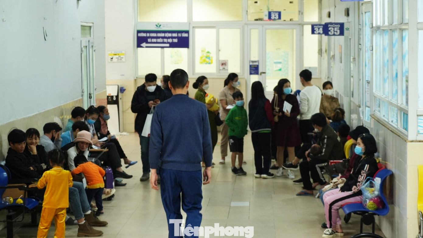 Khu vực khám xét nghiệm thành phần theo chỉ định cũng chật kín bệnh nhân và người nhà đợi làm xét nghiệm, đọc kết quả.