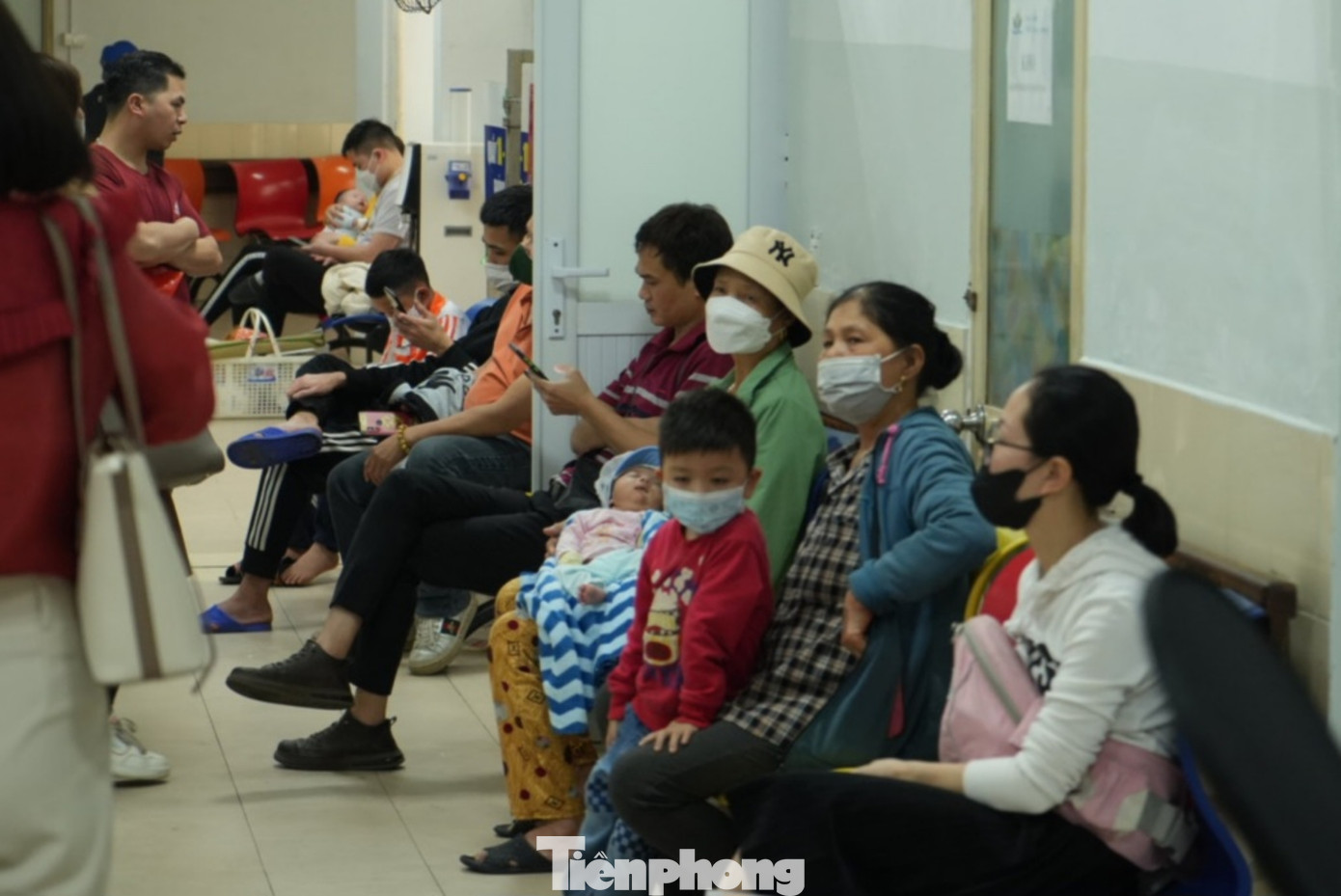 Đặc thù đưa trẻ đi khám luôn có kèm ít nhất một người lớn. Có trường hợp cả gia đình đưa trẻ đi khám khiến lượng người ở khu khám bệnh luôn đông đúc, quá tải.