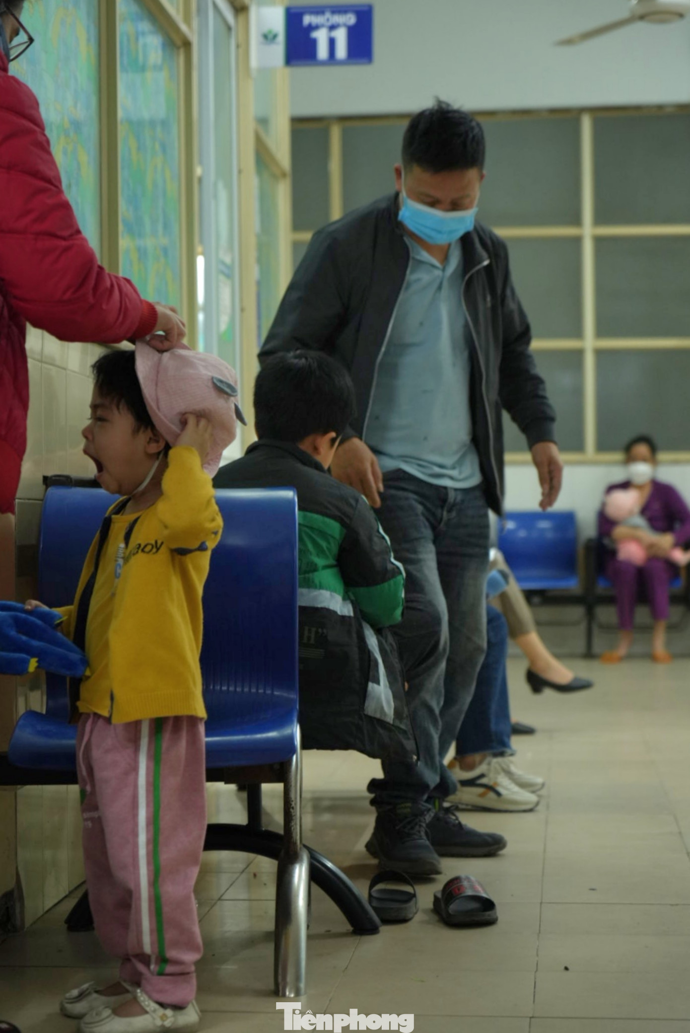 Số ca bệnh về hô hấp gây viêm mũi, họng chiếm số lượng đáng kể... Dễ dàng bắt gặp bệnh cảnh sốt cao và mệt mỏi khiến trẻ quấy khóc, bứt rứt trên khắp hành lang viện.