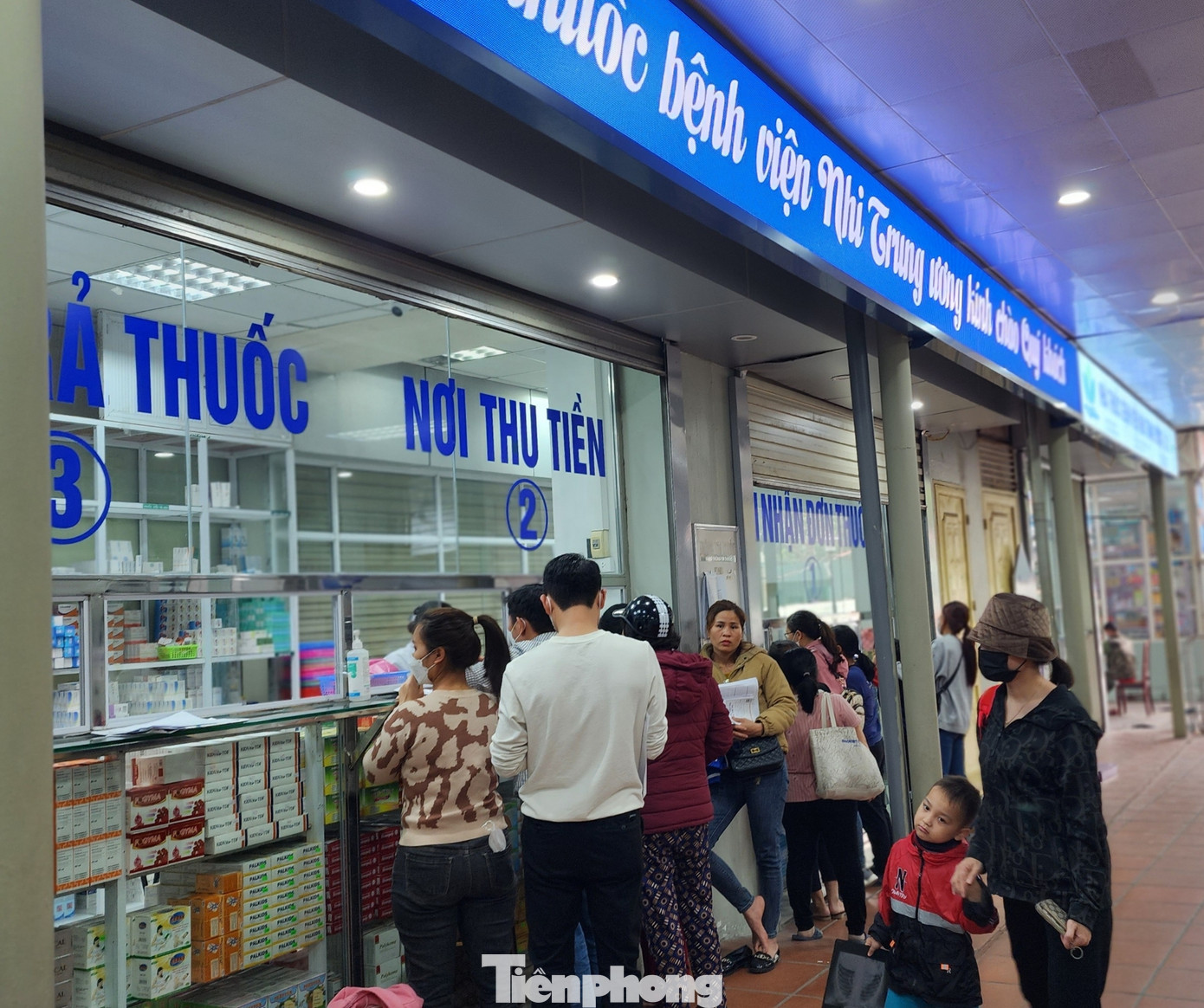 Khu vực quầy thuốc bệnh viện cũng hoạt động hết công suất với các bệnh nhi.