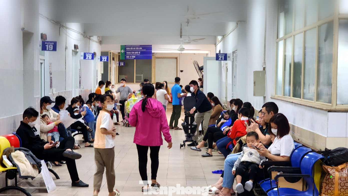 Thông tin từ Khoa khám bệnh, Bệnh viện Nhi Trung ương cho biết, giai đoạn này mỗi ngày có khoảng 4.000 trẻ đến khám và điều trị.