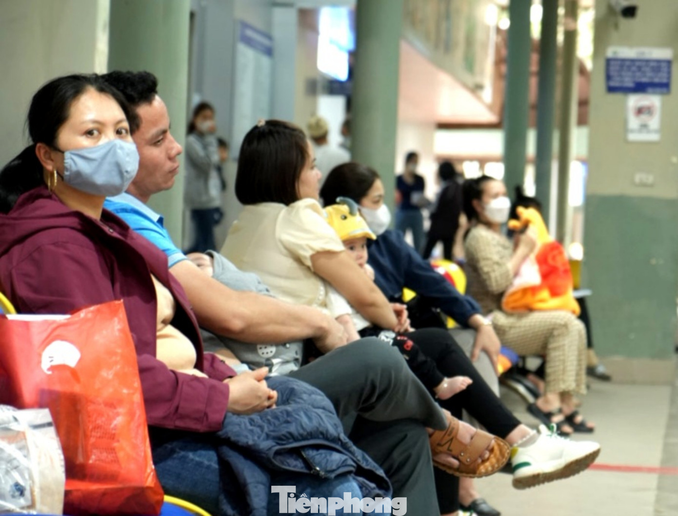 Những hàng dài người nhà và bệnh nhi chờ tới lượt vào đăng kí khám.