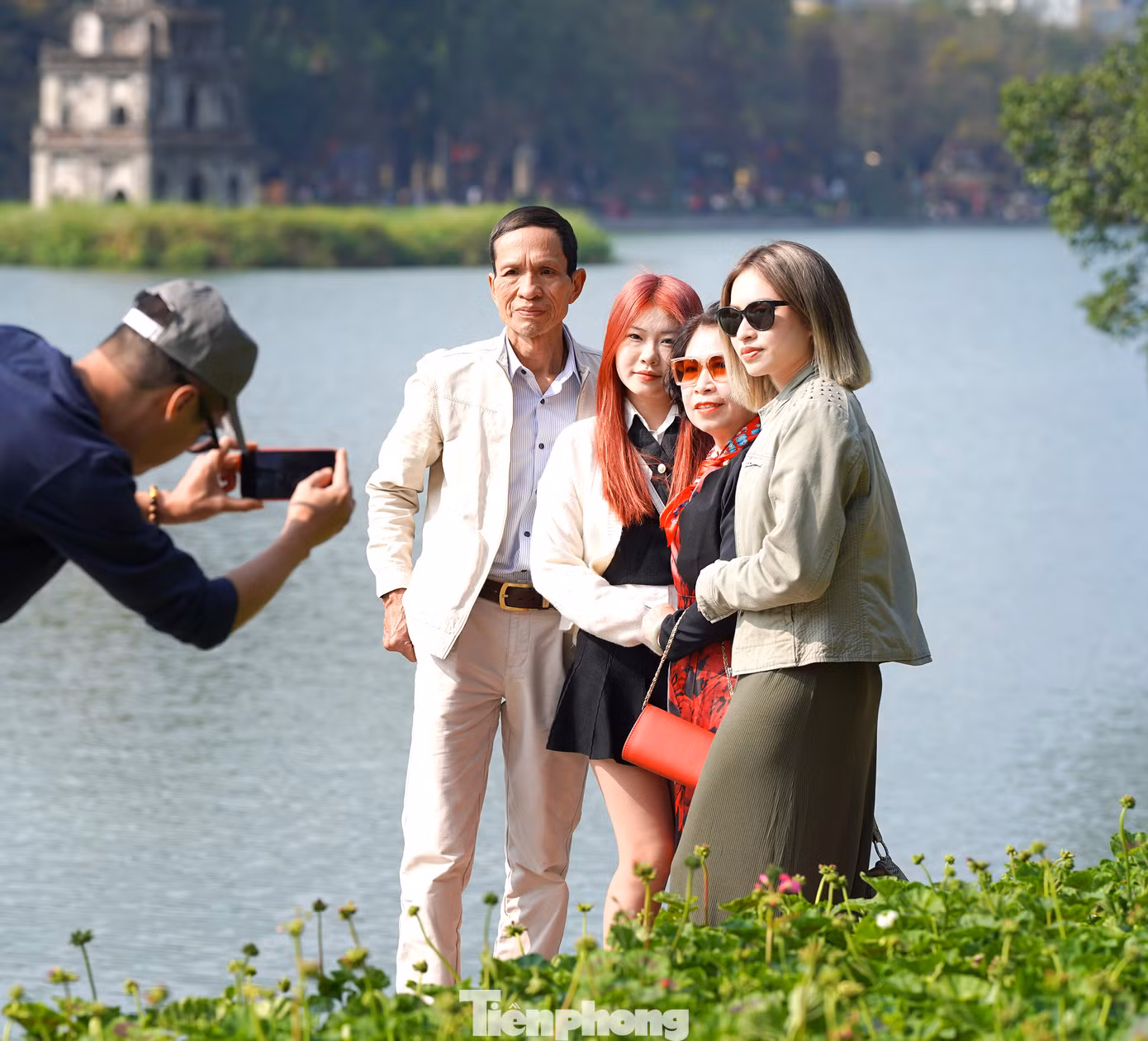 Anh Toán, chị Hà (Hàng Bông - Hà Nội) chia sẻ: 'Gia đình tôi cứ chiều mùng 3 sau khi xong lễ hóa vàng là cả nhà lại đi du xuân, có năm ở Hồ Tây, có năm ở Văn Miếu, năm nay cả gia đình thích tản bộ nên Hồ Hoàn Kiếm là điểm lý tưởng nhất'.