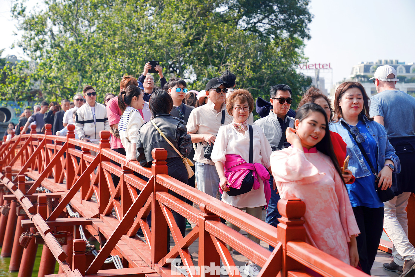 Khách du lịch đổ về khu vực đền Ngọc Sơn trong ngày Mùng 3 Tết. Ảnh: Trọng Quân.