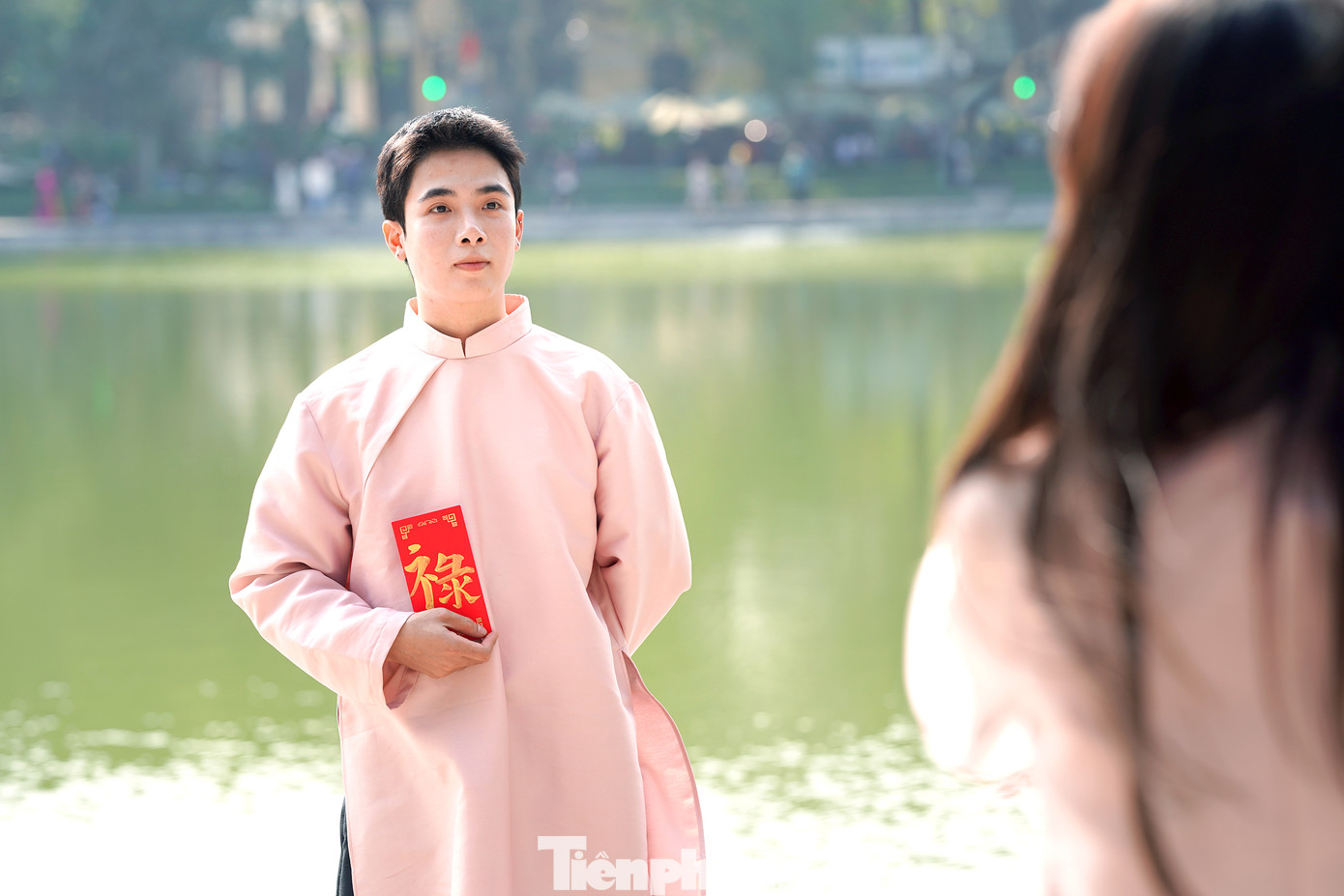 Bạn trẻ check-in 'khoe' lì xì Tết.