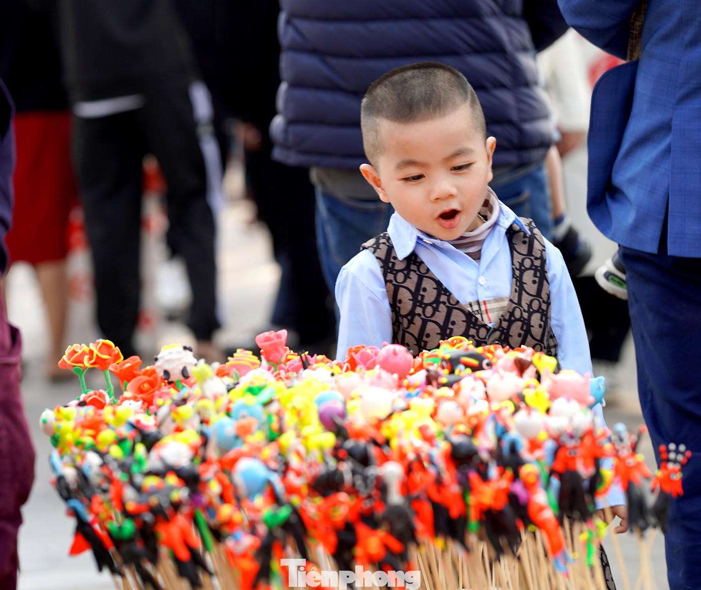 Mùa xuân tươi vui trong ánh mắt và nụ cười con trẻ.