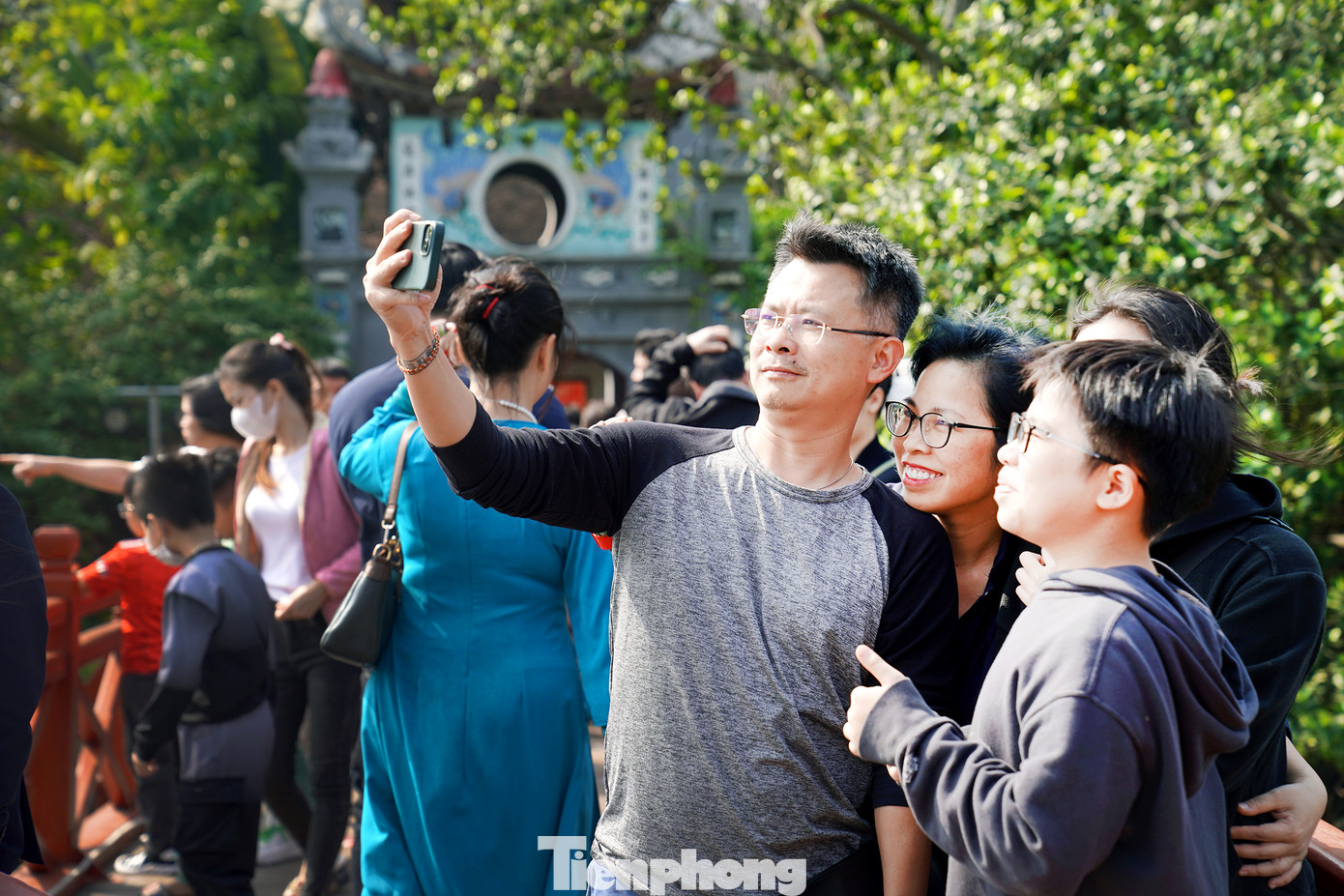 Không chỉ với những người dân Hà Nội, một gia đình đến từ Hưng Yên cho biết: 'Chúng tôi cả đại gia đình, ông bà, bố mẹ, các gia đình nhỏ có truyền thống cả chục năm nay lên Đền Ngọc Sơn đi lễ đầu năm. Lúc giáp Tết có dự báo mưa nên gia đình khá lo lắng, tuy nhiên thực tế thời tiết ngày hôm nay thật đẹp, thuận lợi. Mong cho một năm mới thuận lợi, bình an'.