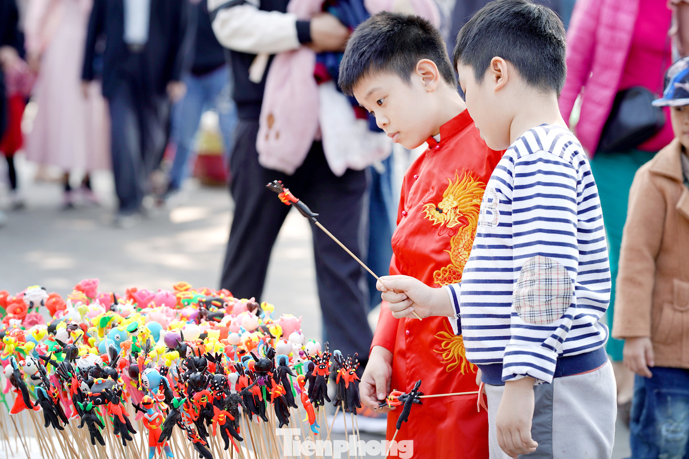 Sạp tò he thu hút sự tò mò thích thú của các em nhỏ.