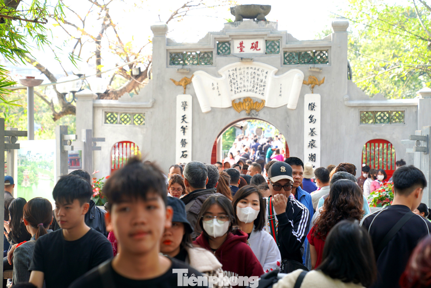 Khu vực đền Ngọc Sơn tấp nập du khách trong ba ngày đầu năm mới. Ảnh: Trọng Quân.