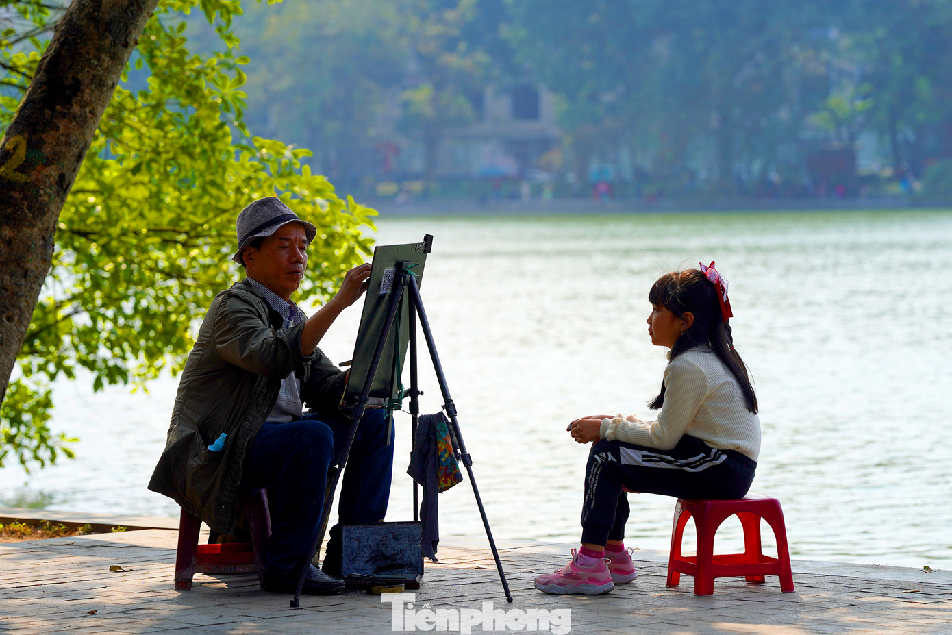 Năm nay các giá vẽ truyền thần ngày xuân không nhiều như những năm trước, nhưng vẫn thu hút đông đảo người dân.