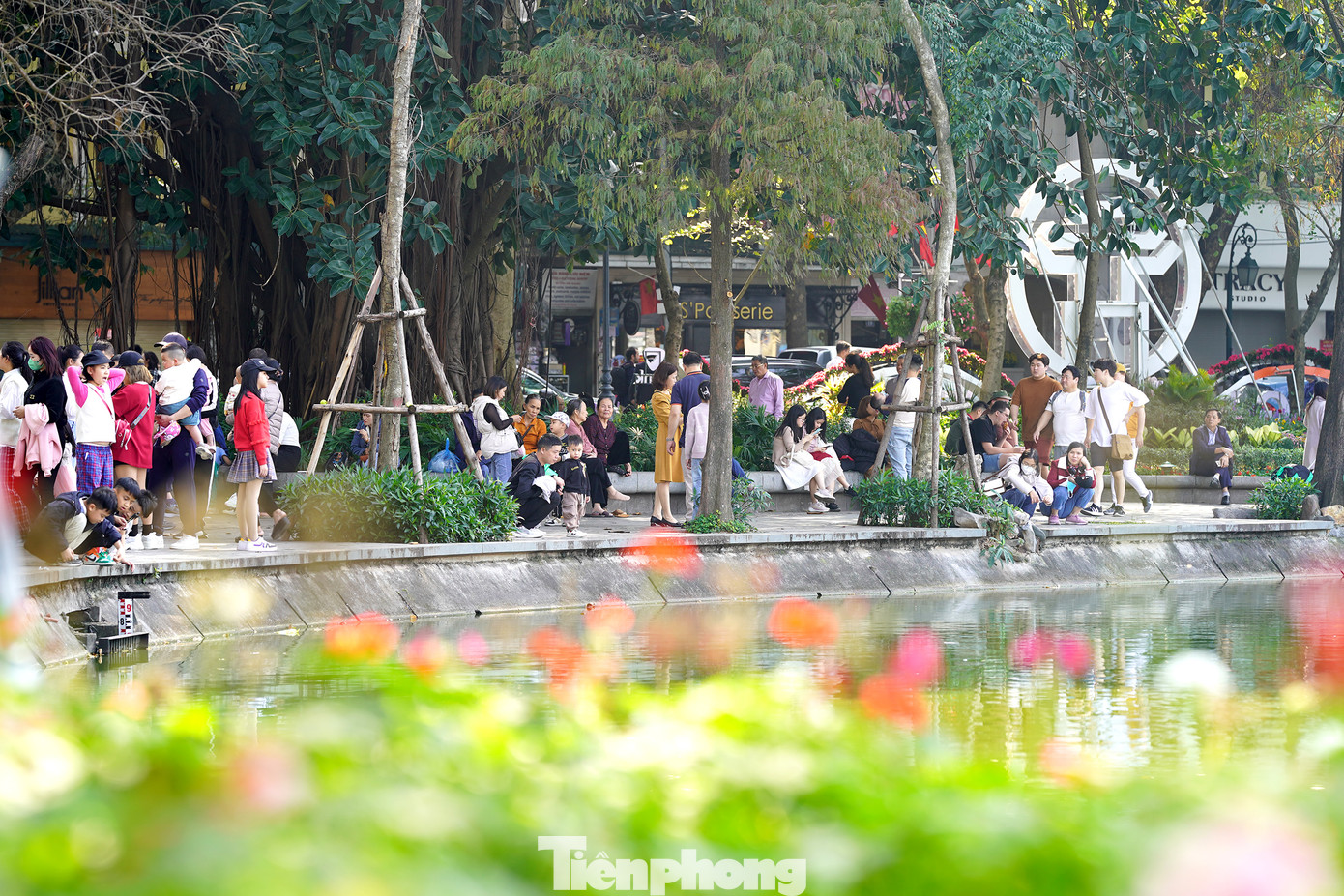 Hàng ngàn du khách nghỉ chân tại nhiều khu vực khác ven bờ Hồ.