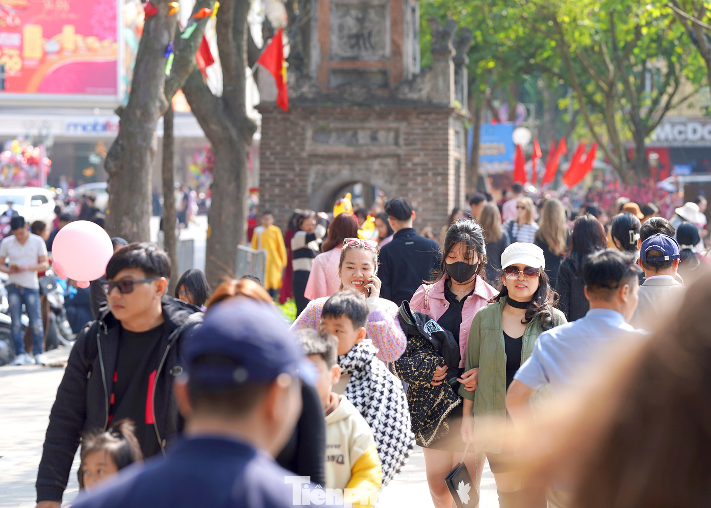 Từ khoảng cuối giờ trưa mùng 3 Tết (12/2) khi nhiều gia đình đã hoàn thành lễ cúng tạ gia tiên (lễ hóa vàng), dòng người nô nức đổ dồn tới Hồ Hoàn Kiếm để du xuân.