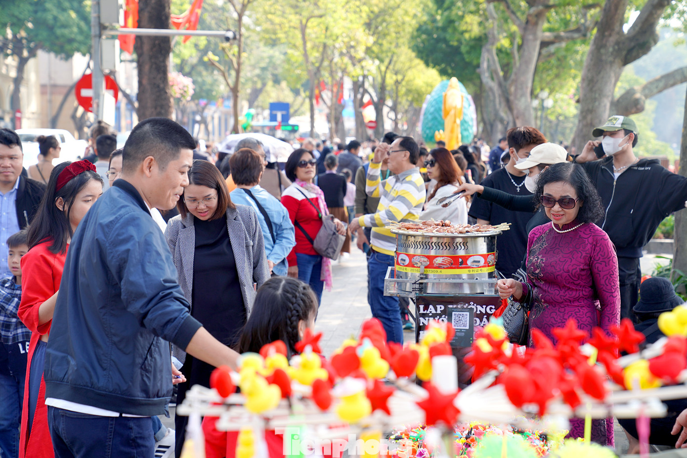Khoảng 3h chiều, dòng người từ khắp nơi đổ về, không gian càng thêm đông đúc, nhộn nhịp.