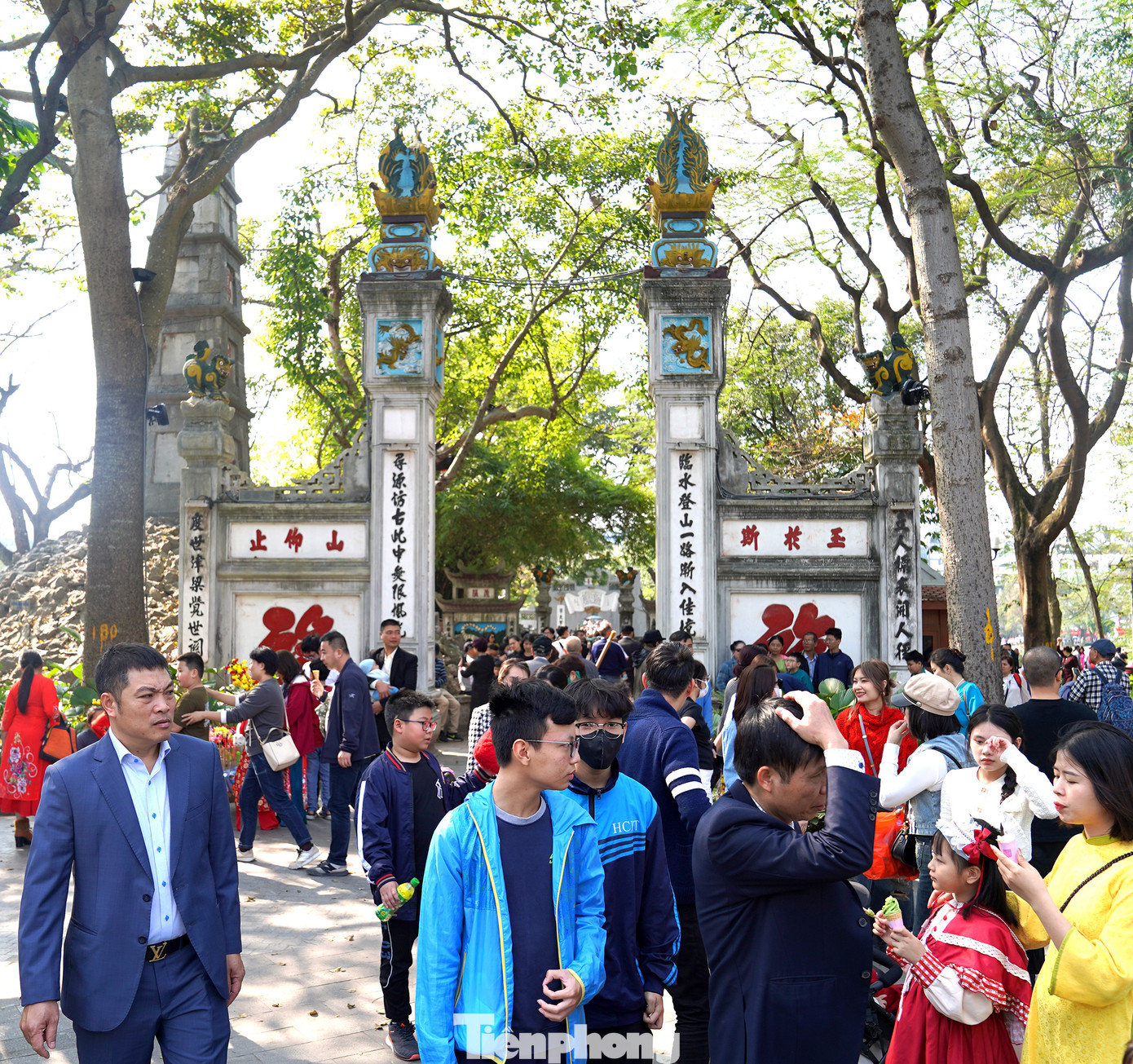 Khu vực đền Ngọc Sơn tấp nập du khách trong ba ngày đầu năm mới. Ảnh: Trọng Quân.