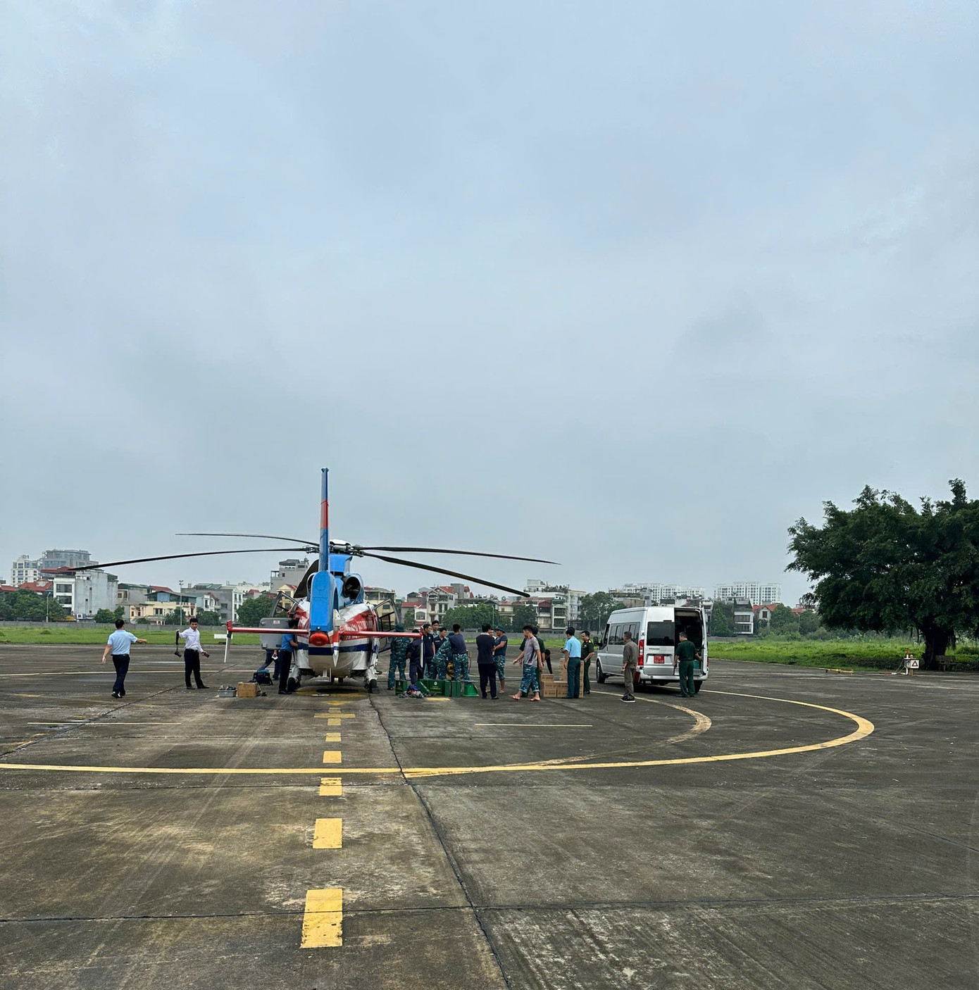 Được lệnh của Bộ Quốc phòng, sáng nay (12/9), máy bay EC- 155- B1 số hiệu VN- 8624 của Công ty Trực thăng Miền Bắc cất cánh từ sân bay Gia Lâm vận chuyển hàng hóa cứu trợ tới đồng bào tại vùng khó khăn do lũ lụt.