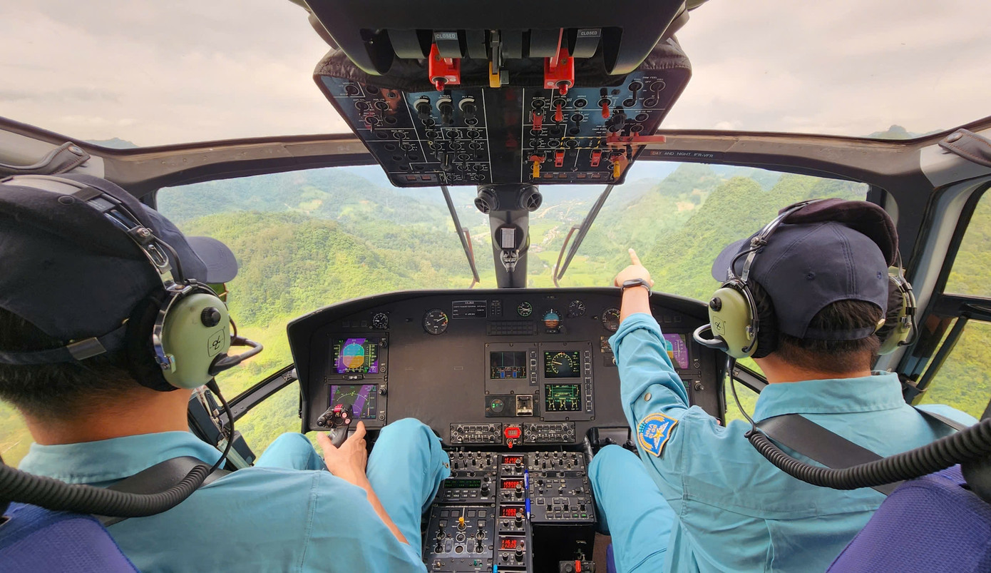 8h55 máy bay VN-8624 cất cánh tại sân vận động huyện Nguyên Bình, tỉnh Cao Bằng về sân bay Gia Lâm.