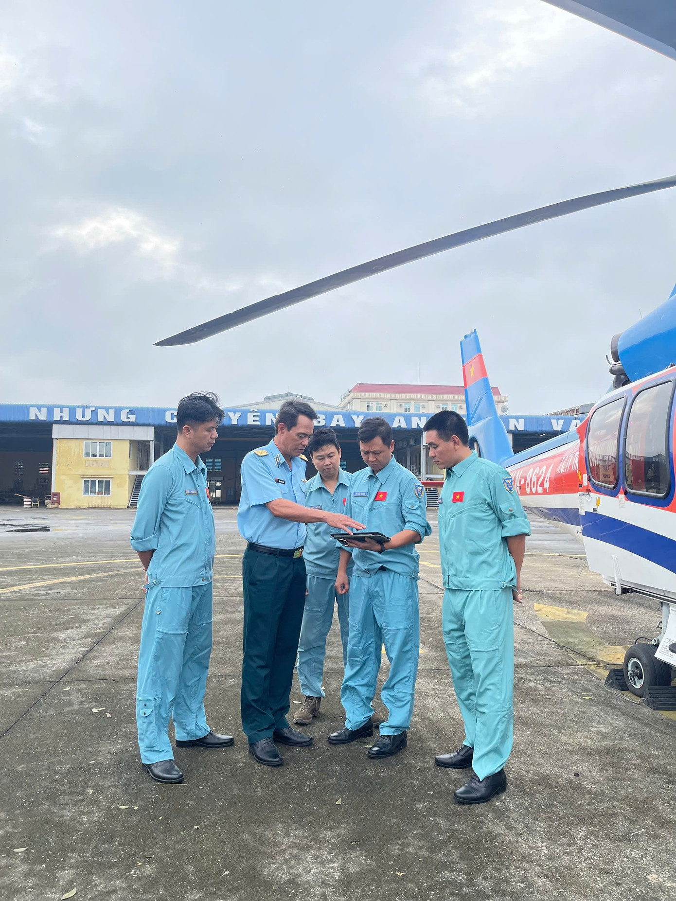 Tổ bay gồm Trung tá phi công Lê Hải Đăng - Phó Giám đốc Công ty Trực thăng Miền Bắc, lái chính, cùng một lái phụ và một cơ giới trên không xuất phát tại sân bay Gia Lâm lúc 7h46 ngày 12/9.