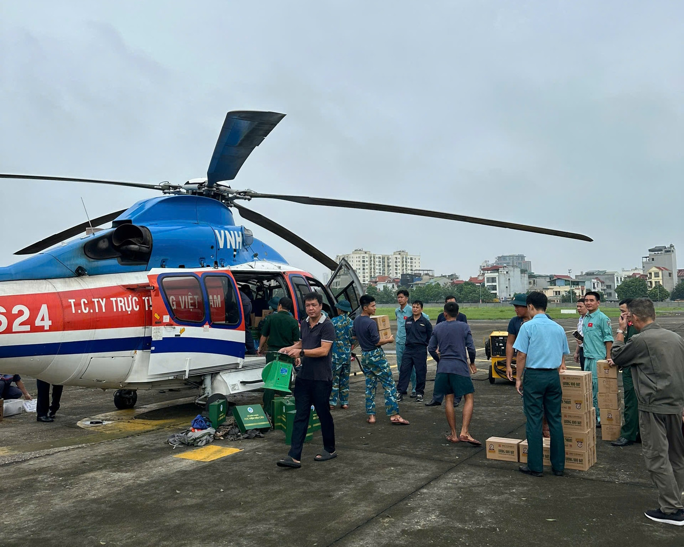 Công tác chuẩn bị, tập kết đồ cứu trợ được thực hiện khẩn trương.