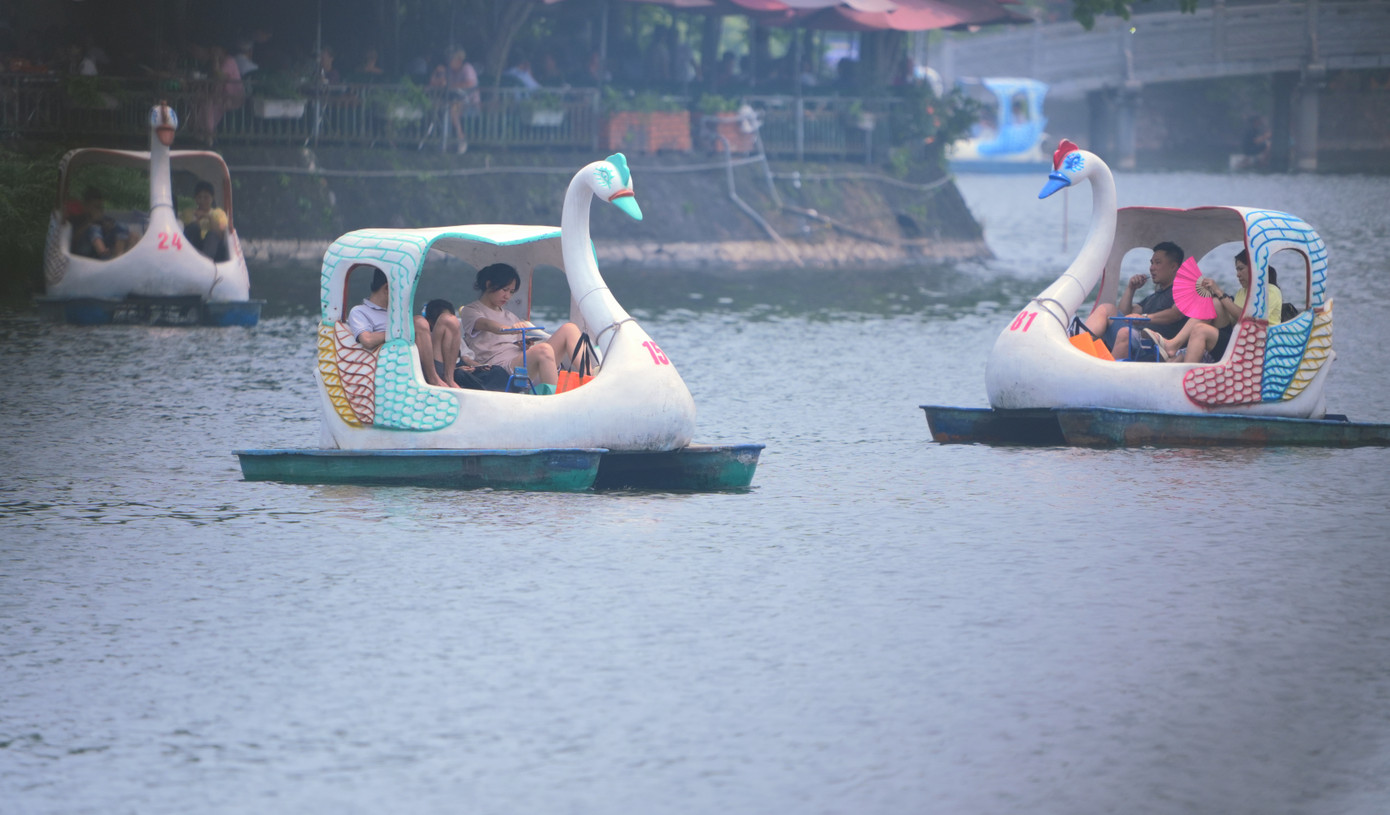 Một số khu vui chơi ngoài trời bắt đầu thu hút người dân, du khách tới chơi.