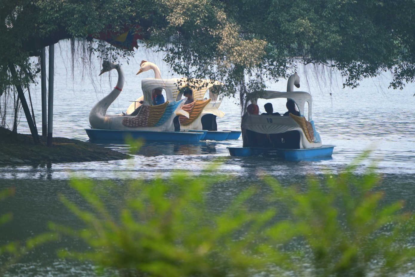 Tại khu vực hồ nước trong Công viên Thống Nhất, hoạt động vui chơi cũng trở nên nhộn nhịp.