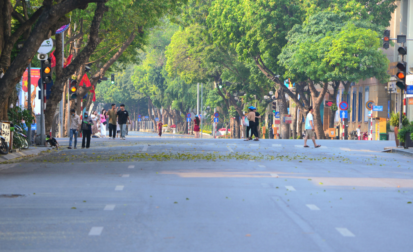 Sáng 29/4, khu vực Thủ đô Hà Nội ghi nhận nền nhiệt dịu nhẹ cả chục độ C so với những ngày cao điểm nắng nóng vừa qua.