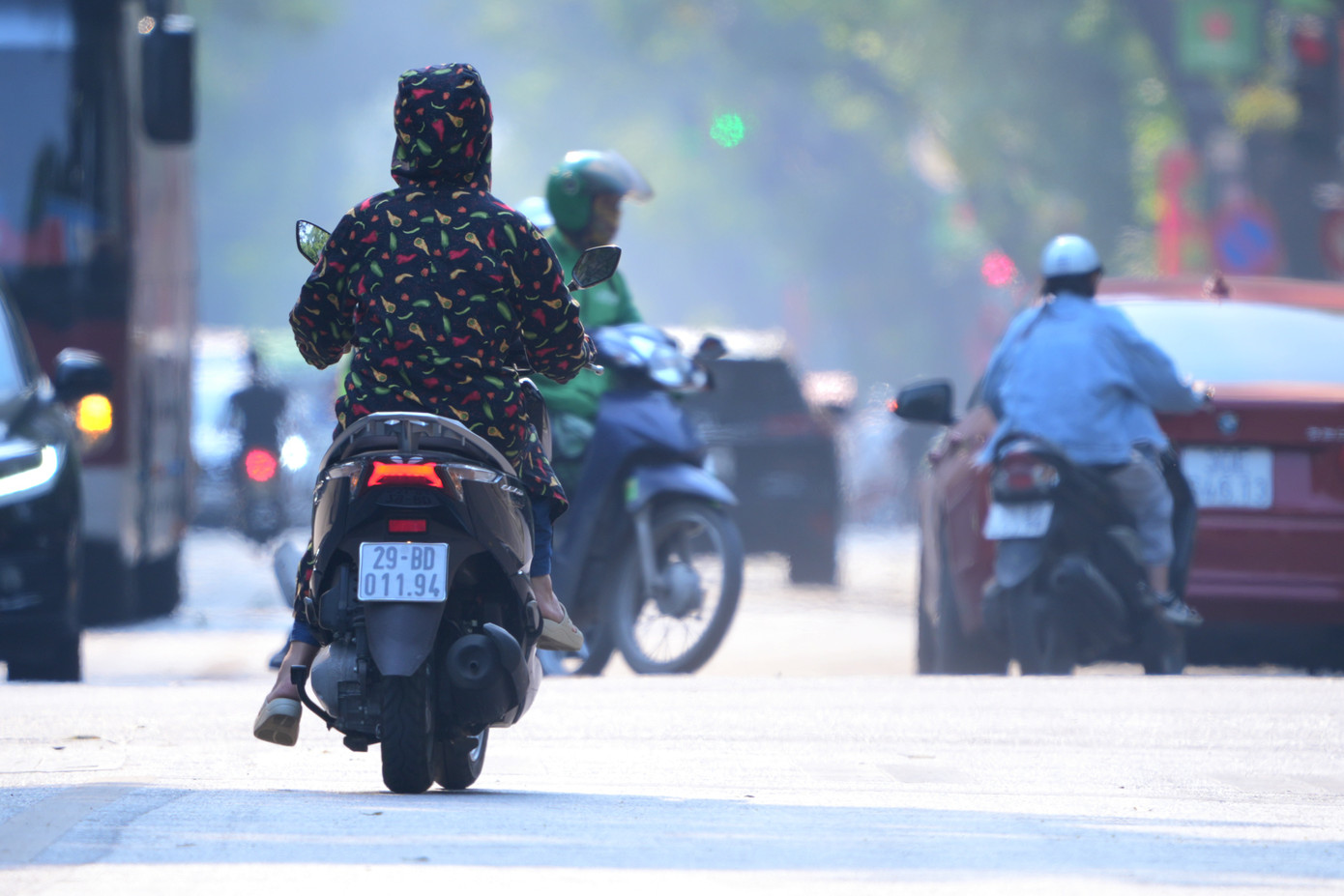 Trong khu vực đô thị, nhiều tuyến phố đông đúc hơn dù đã tới giờ lên nắng.