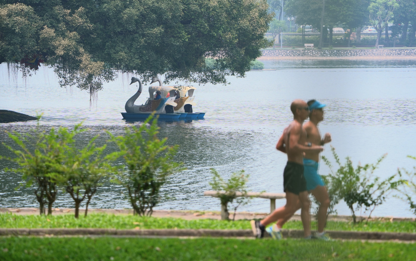 Người dân Hà Thành tranh thủ luyện tập thể dục khi trời dịu nắng.