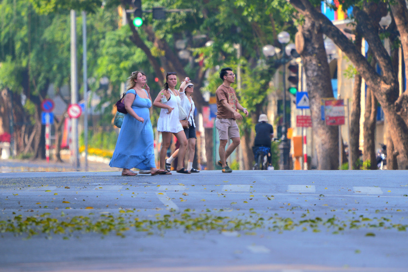 Các đoàn du khách quốc tế cũng bắt đầu tập trung tại nhiều địa điểm, không còn quá hạn chế ra ngoài do tránh nắng nóng những ngày qua.