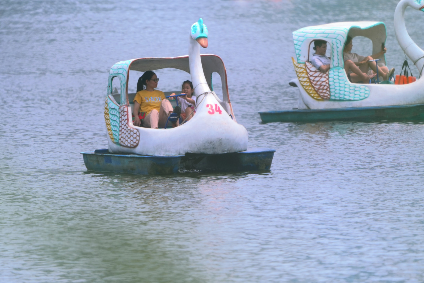 Trong những ngày nghỉ lễ kèm thời tiết nóng bức, khi qua cao điểm nóng, hoạt động vui chơi này thu hút đông đảo các gia đình có con nhỏ.