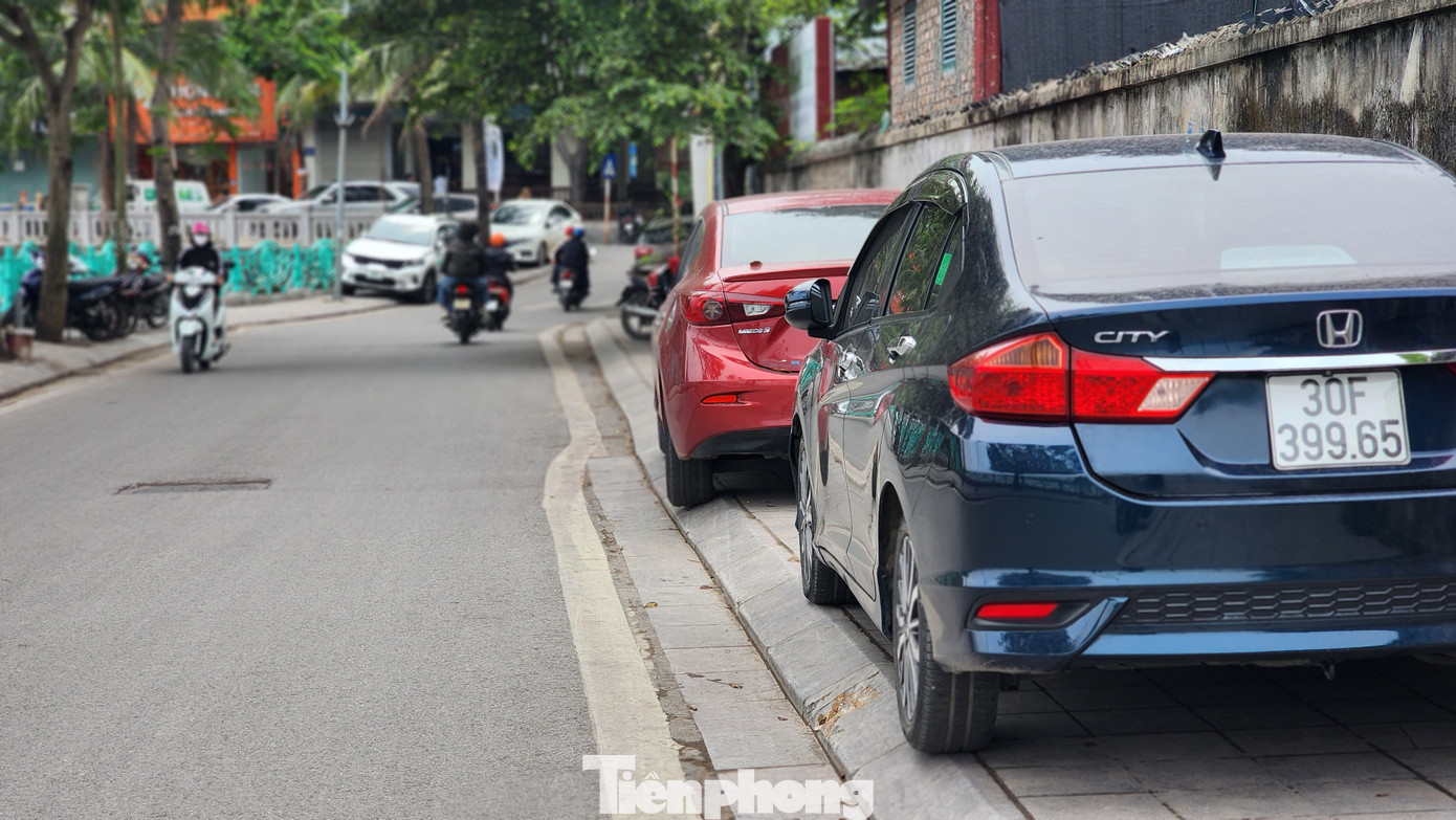 Chị Thúy Mùi - người dân phố Xuân La chia sẻ: 'Đoạn đường ven Hồ Tây khu vực gần phố Xuân La từ lâu nay bị chiếm dụng làm nơi đỗ xe của người dân và các văn phòng xung quanh. Từ đầu tháng 3 có vài ngày được thông thoáng, nhưng từ một tuần trở lại đây lại tái diễn cảnh san sát hai bên vỉa hè đều là ô tô đỗ'. Chị Thúy Mùi - người dân phố Xuân La chia sẻ: 'Đoạn đường ven Hồ Tây khu vực gần phố Xuân La từ lâu nay bị chiếm dụng làm nơi đỗ xe của người dân và các văn phòng xung quanh. Từ đầu tháng 3 có vài ngày được thông thoáng, nhưng từ một tuần trở lại đây lại tái diễn cảnh san sát hai bên vỉa hè đều là ô tô đỗ'.