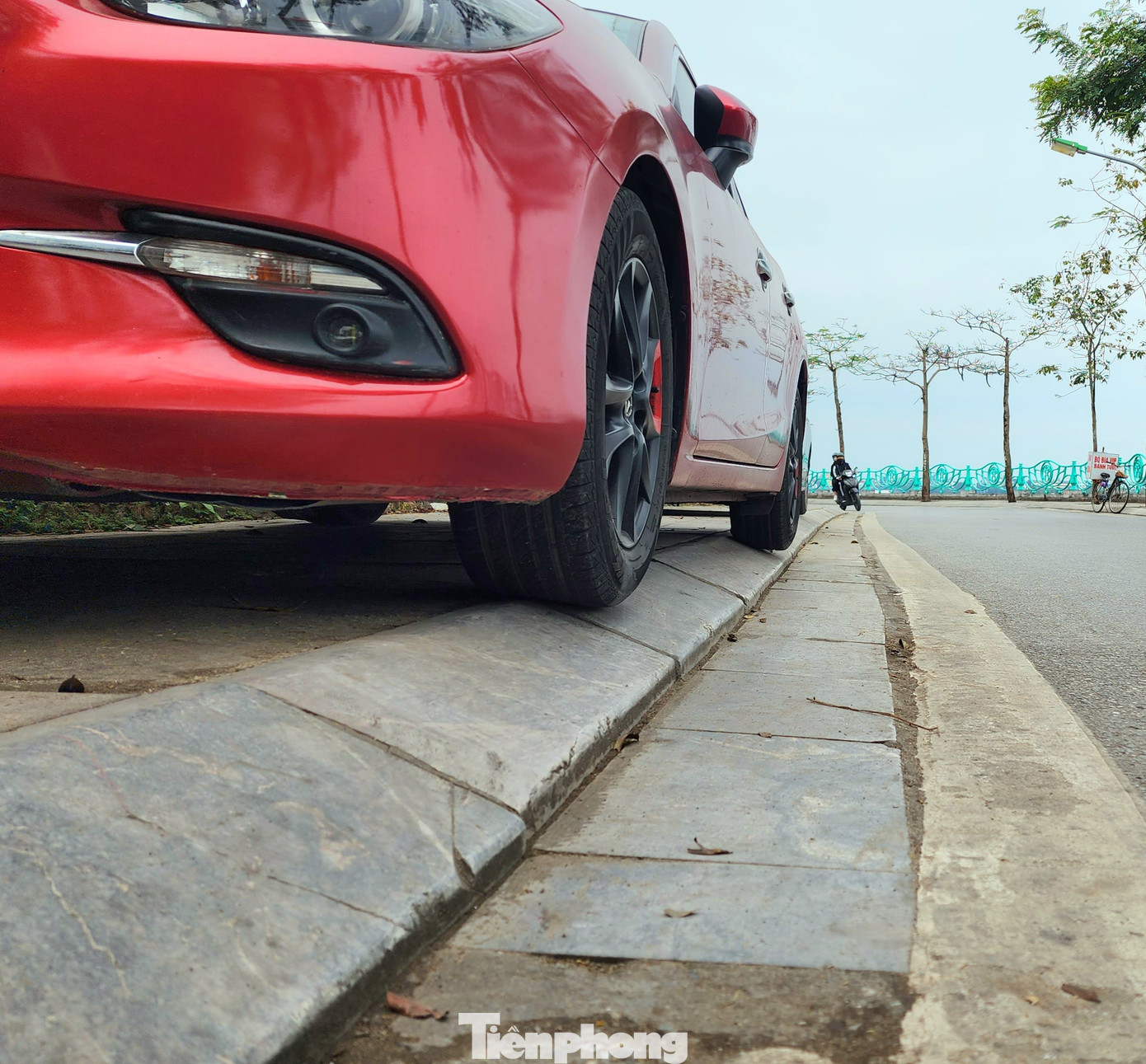 Thân ngang xe không vừa với vỉa hè, lái xe này vẫn cố chấp đỗ 'chênh vênh'. Thân ngang xe không vừa với vỉa hè, lái xe này vẫn cố chấp đỗ 'chênh vênh'.