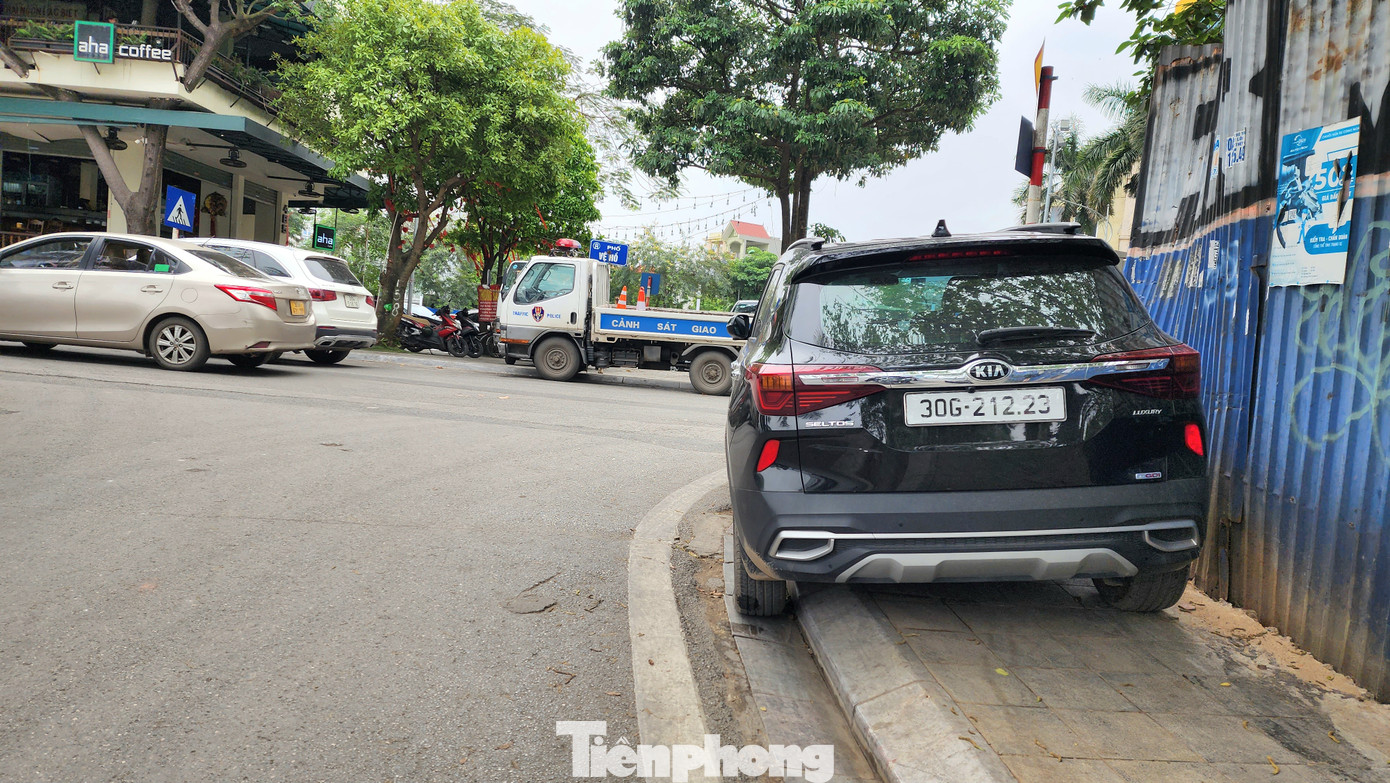 Vào các chỗ đường cua, gấp khúc vốn đã khó quan sát cho người tham gia giao thông thì nay lại 'chình ình' những chiếc ô tô chiếm dụng chỗ đỗ, tiềm ẩn nhiều nguy cơ gây mất an toàn giao thông. Vào các chỗ đường cua, gấp khúc vốn đã khó quan sát cho người tham gia giao thông thì nay lại 'chình ình' những chiếc ô tô chiếm dụng chỗ đỗ, tiềm ẩn nhiều nguy cơ gây mất an toàn giao thông.