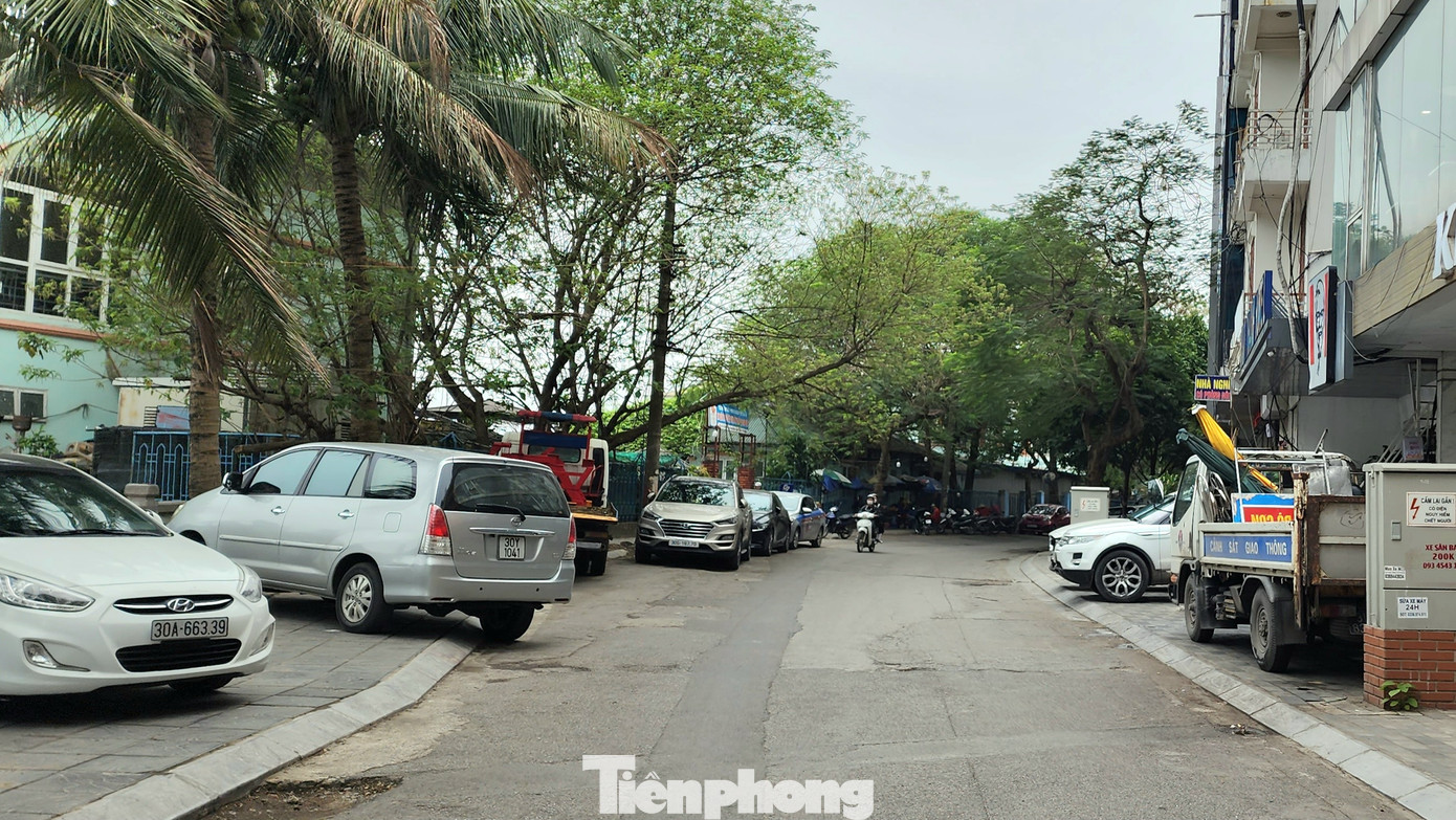 Hình ảnh vỉa hè lộn xộn, nhếch nhác với các xe ô tô đỗ trên, đỗ dưới, ghép ngang, ghép dọc. Hình ảnh vỉa hè lộn xộn, nhếch nhác với các xe ô tô đỗ trên, đỗ dưới, ghép ngang, ghép dọc.