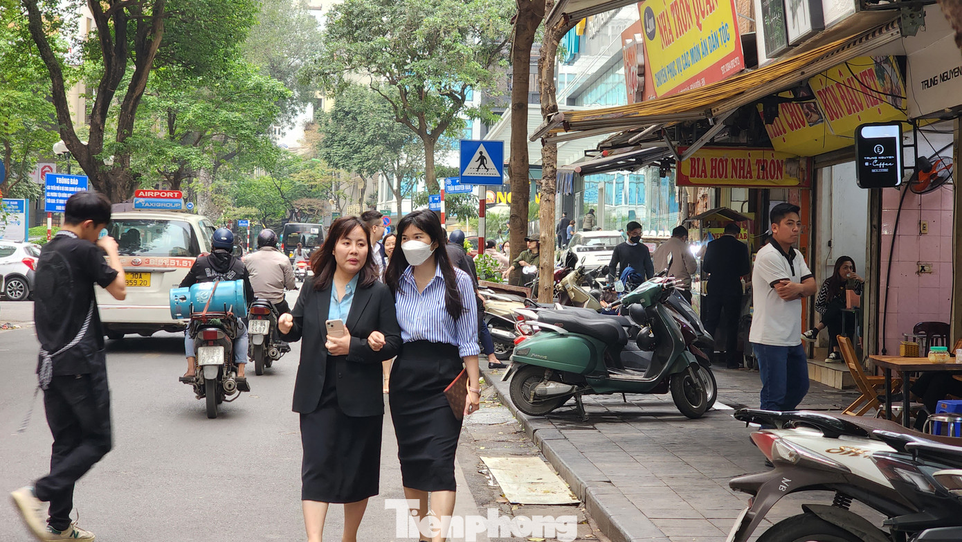 Ngoài một số hàng quán "nép mình" dưới mái hiên nhà còn có hàng loạt xe máy và ô tô chiếm dụng buộc người dân phải di chuyển dưới lòng đường. Ngoài một số hàng quán "nép mình" dưới mái hiên nhà còn có hàng loạt xe máy và ô tô chiếm dụng buộc người dân phải di chuyển dưới lòng đường.