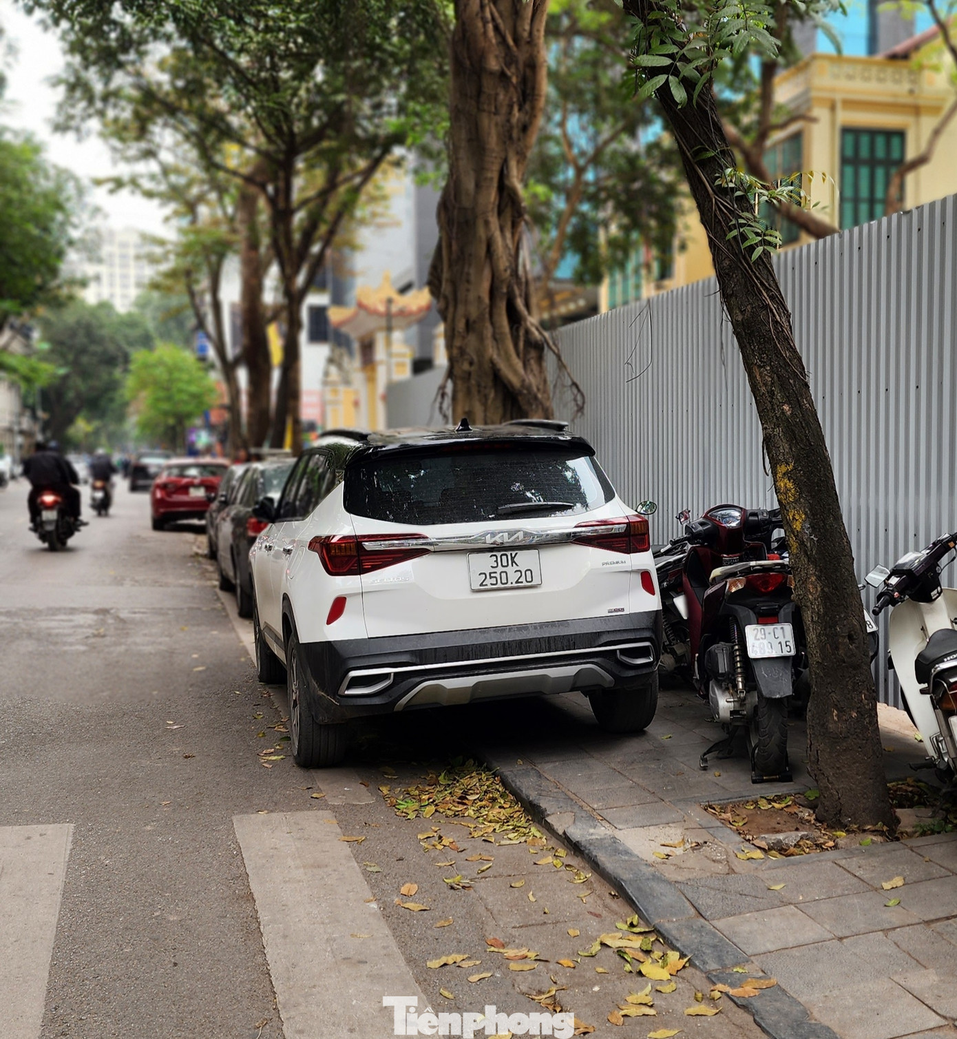 Đoạn đường có vỉa hè hẹp cũng có nguyên cả hàng xe 'ghé mình' dừng đỗ. Đoạn đường có vỉa hè hẹp cũng có nguyên cả hàng xe 'ghé mình' dừng đỗ.