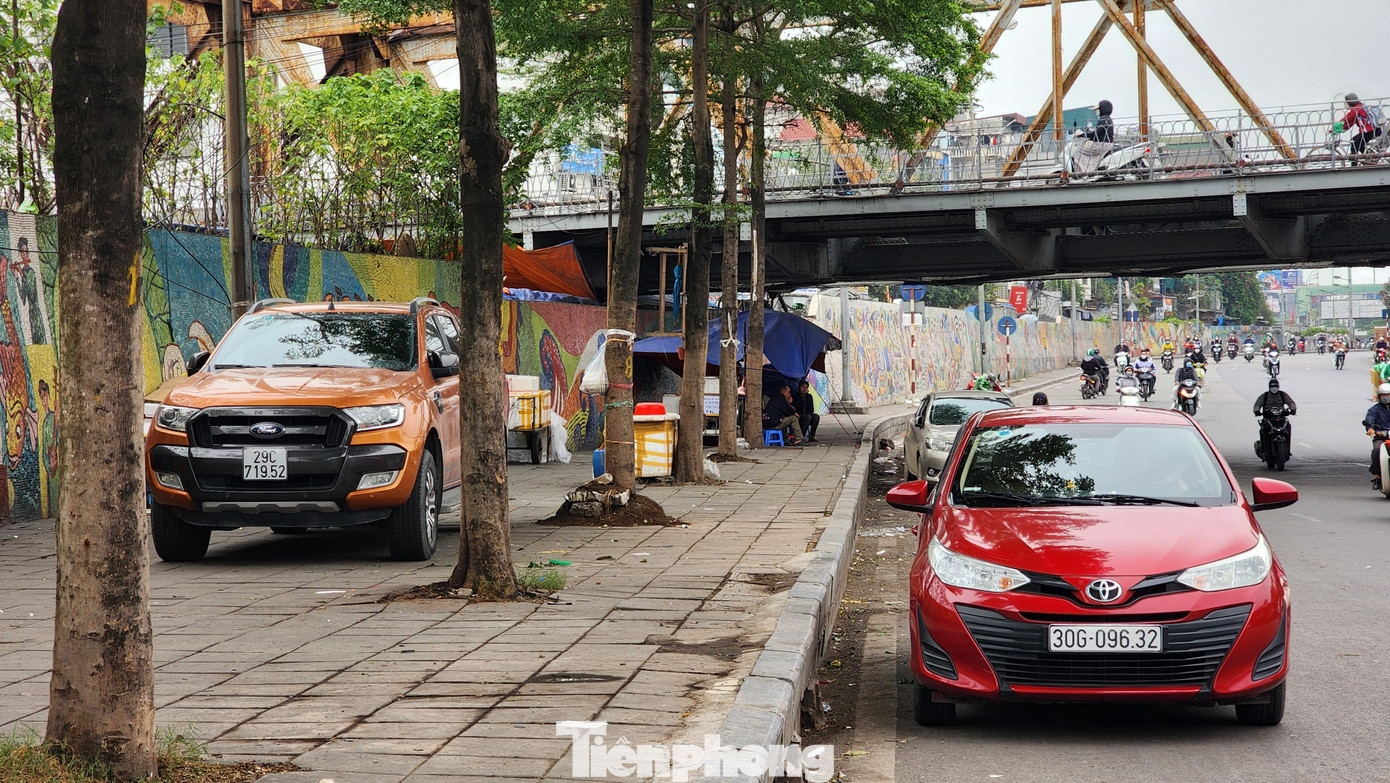 'Con đường gốm sứ' gần chân cầu Long Biên có vỉa hè rộng nên thường xuyên bị chiếm dụng để đỗ xe ô tô. 'Con đường gốm sứ' gần chân cầu Long Biên có vỉa hè rộng nên thường xuyên bị chiếm dụng để đỗ xe ô tô.