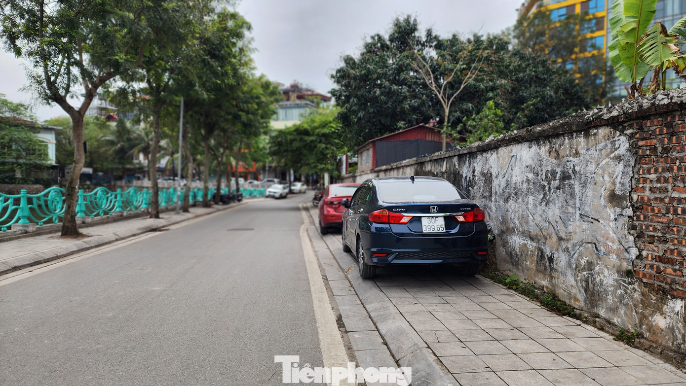 Một khu vực điển hình với rất nhiều trường hợp lấn chiếm vỉa hè làm chỗ đỗ xe ô tô là trục đường ven Hồ Tây, phố Vệ Hồ. Một khu vực điển hình với rất nhiều trường hợp lấn chiếm vỉa hè làm chỗ đỗ xe ô tô là trục đường ven Hồ Tây, phố Vệ Hồ.