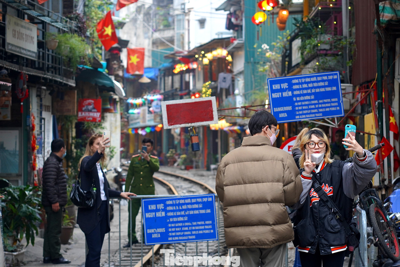 Lực lượng chức năng có mặt thường xuyên, túc trực nhắc nhở và xử lý các vi pham nếu có.