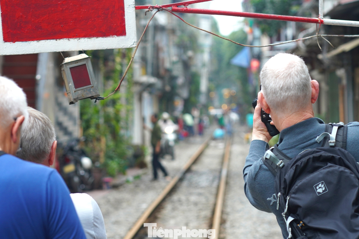 Trên các đoạn đường ray này hiện có lẻ tẻ khoảng 3,4 hàng cà phê vẫn duy trì khách ngồi ven hành lang tàu chạy qua. Tuy không rầm rộ như những ngày cao điểm nhưng nơi đây vẫn có du khách.