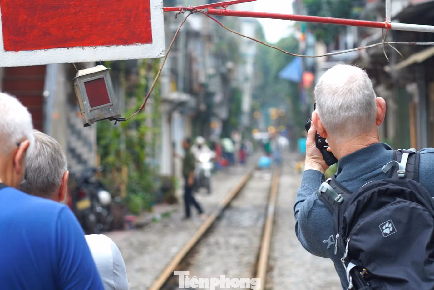 Trên các đoạn đường ray này hiện có lẻ tẻ khoảng 3,4 hàng cà phê vẫn duy trì khách ngồi ven hành lang tàu chạy qua. Tuy không rầm rộ như những ngày cao điểm nhưng nơi đây vẫn có du khách.