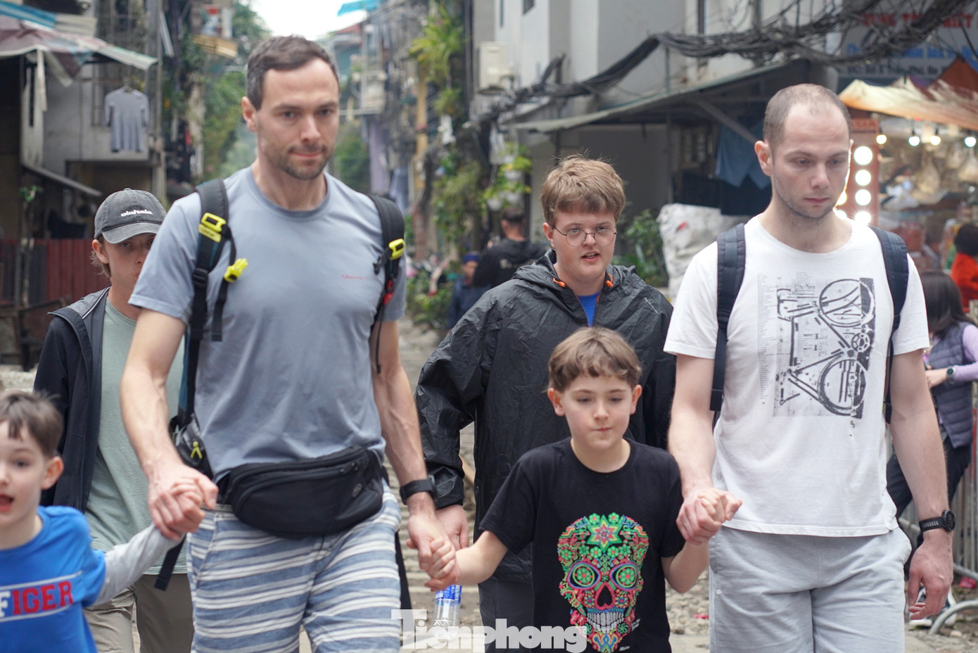 Một nhóm du khách từ Ba Lan rời đi sau khi lực lượng chức năng nhắc nhở đây là khu nguy hiểm, không tụ tập đông người...