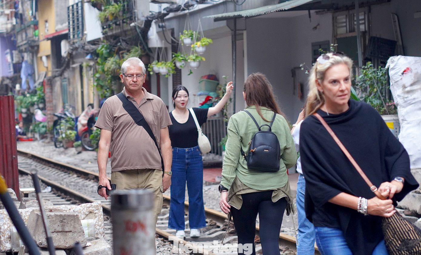Ông David ( du khách Anh quốc) chia sẻ: "Trước khi tới, tôi hình dung ngồi nhâm nhi tách cà phê ở đây xem tàu và người đeo bám tàu như ở các đoàn tàu Ấn Độ. Nhưng không phải vậy, các bạn ở đây rất văn minh. Tôi ủng hộ an toàn. Tôi sẽ đi tiếp vào trong các phố nhỏ, nếu thích sẽ ngồi cà phê với người Hà Nội, với tôi đó là một lựa chọn tốt hơn".