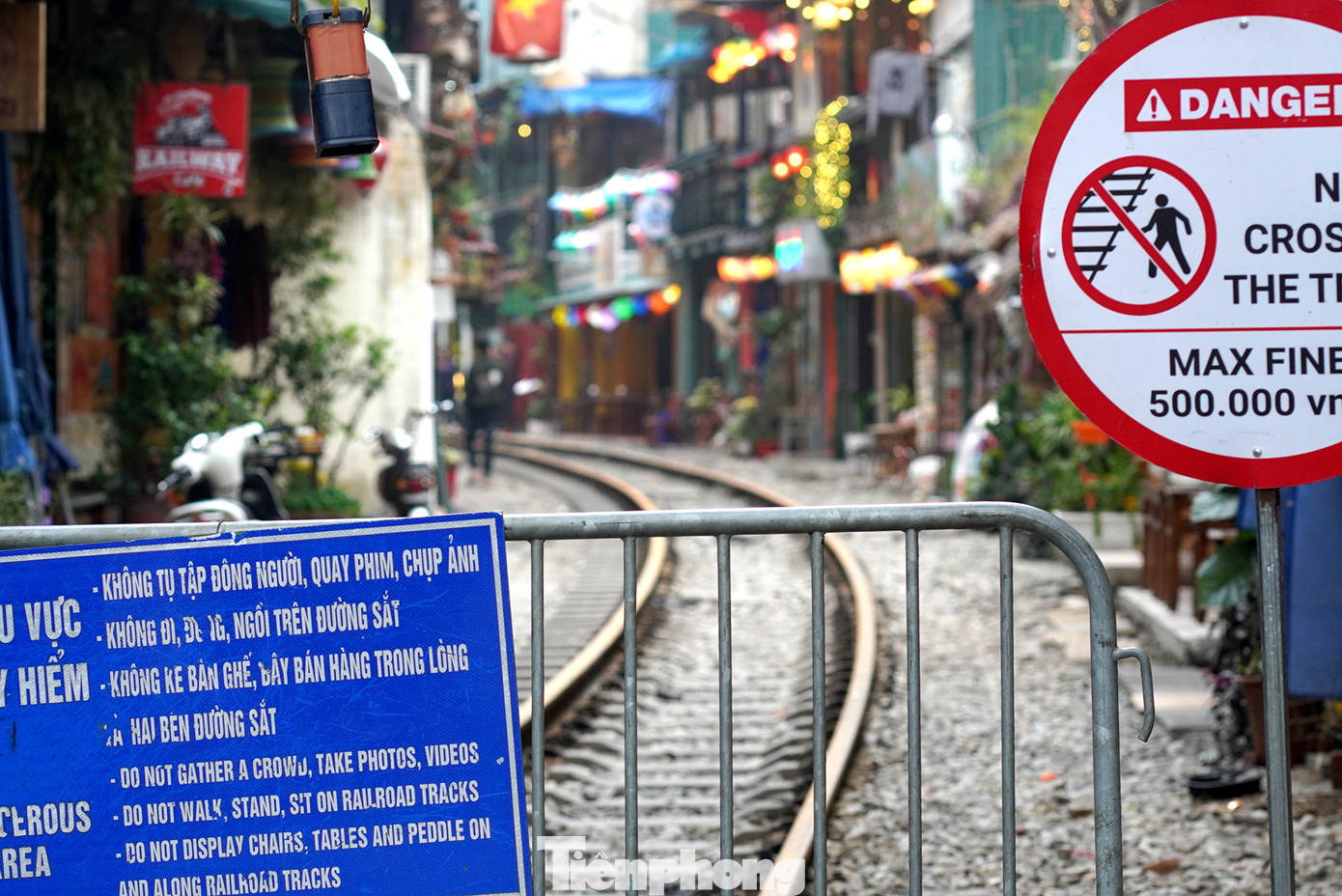 Các quán cafe hầu như đã đóng cửa, chỉ còn khoảng 15 quán hàng vẫn đón khách với yêu cầu du khách không ra ngoài chụp ảnh.