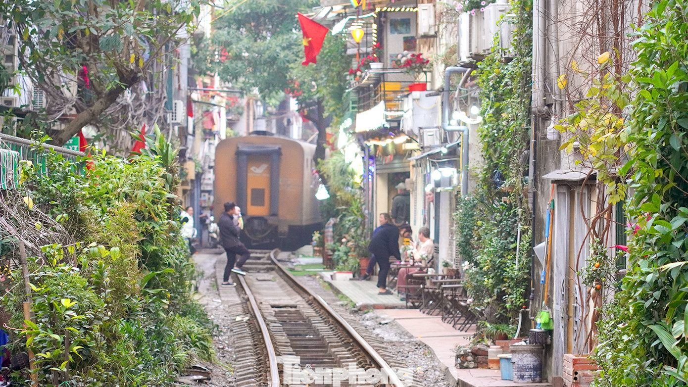 Ngay cả khi tàu chưa di chuyển qua hẳn, người dân và du khách đã ùn ùn xếp lại bàn ghế để tiếp tục ngồi uống cà phê.